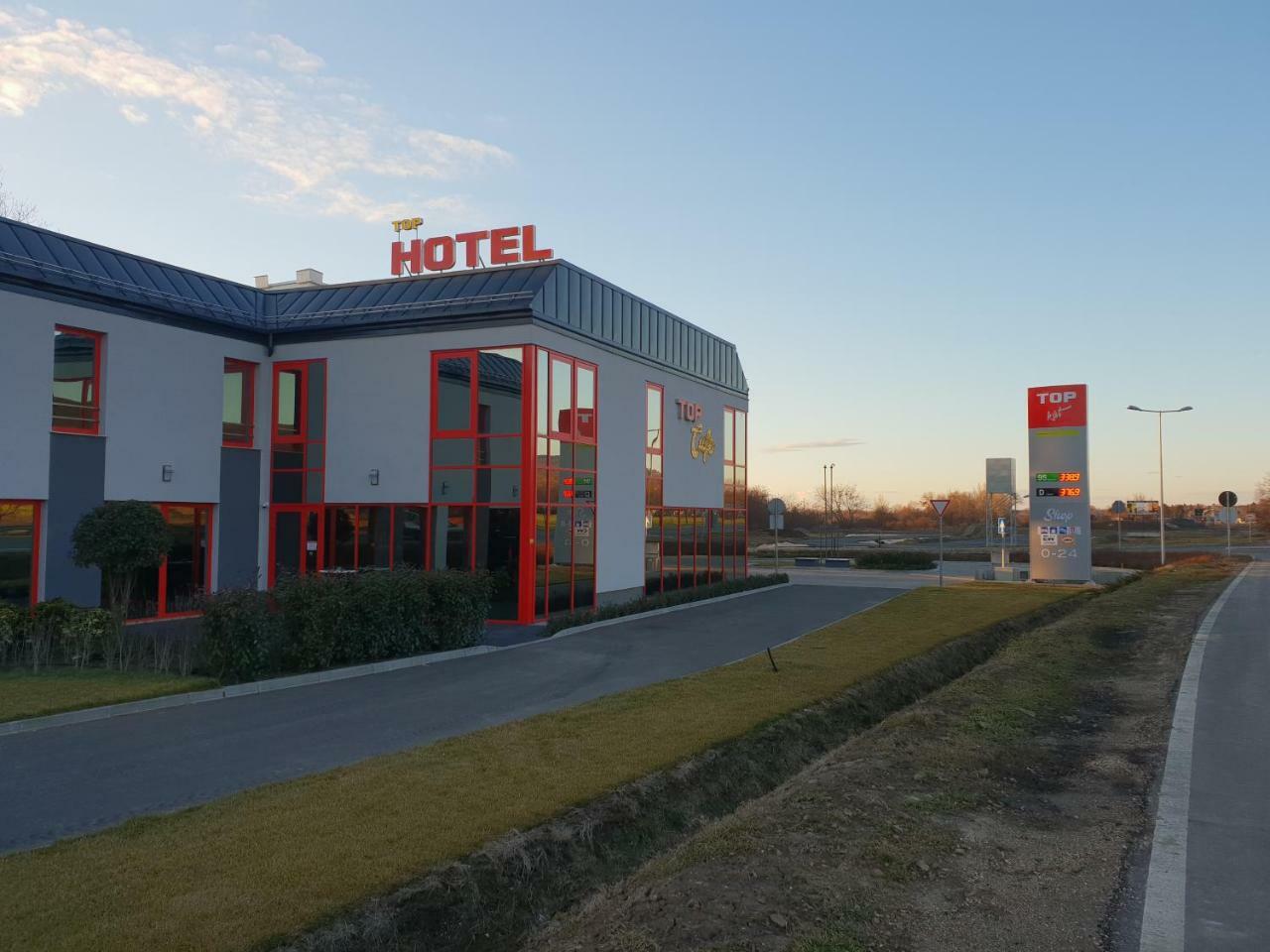 Top Hotel Vertesszolos Exterior photo